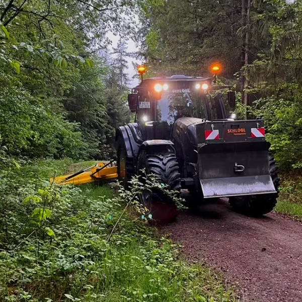 Wir starten in die Mulchersaison mit unserem @valtraglobal und @muething_mulcher 😎 #dienstleistungen #foryou #mulchermafia #followers #valtra